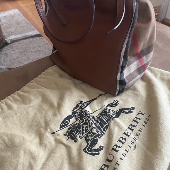 Beautiful Cognac Burberry bag - Picture 1 of 7